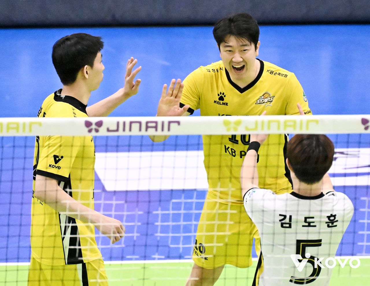 동료들과 하이파이브를 하는 KB손해보험 아웃사이드 히터 나경복. 사진 한국배구연맹