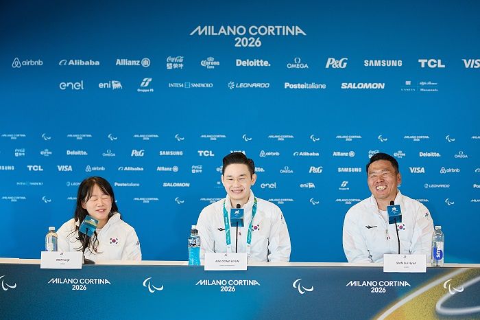 배동현 회장(가운데), 김윤지 선수(왼쪽), 신의현 선수(오른쪽)가 기자의 질문에 밝은 미소로 답하고 있다.