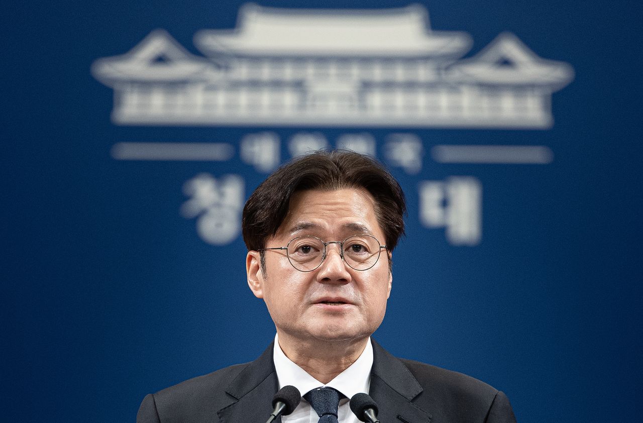 홍익표 청와대 정무수석은 지난 17일 공소청·중수청법안 최종안을 도출하는 과정에서 당 강경파를 만나 쟁점별 의견을 조목조목 취합했다. 홍 수석이 지난달 12일 청와대 춘추관에서 현안 브리핑을 하고 있다. 뉴스1