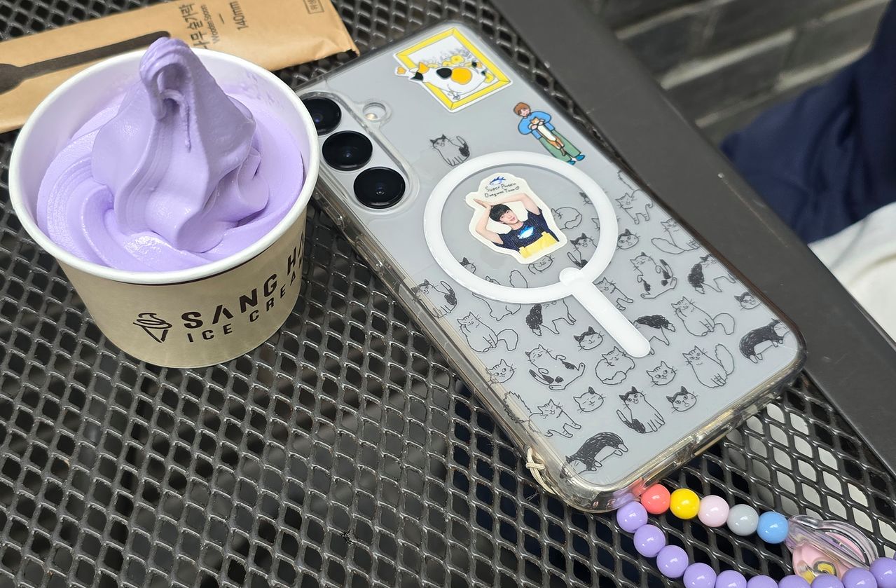 방탄소년단(BTS)멤버 진을 가장 좋아한다는 안소연(48)씨는 ″BTS 컴백을 축하해주는 행사가 다양해 즐길거리가 많아졌다고 생각한다″고 말했다. 사진은 안씨의 휴대폰과 폴바셋에서 파는 라벤더맛 아이스크림. 노유림 기자