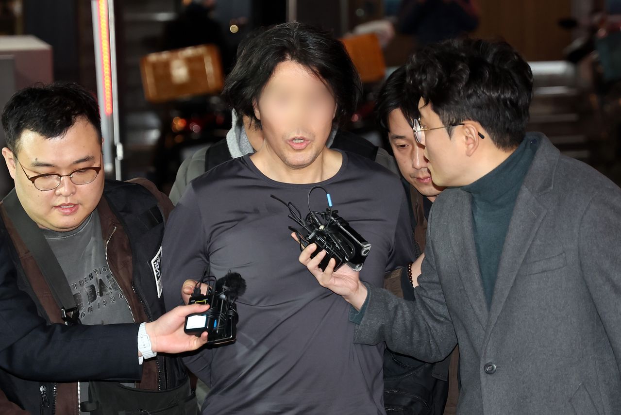 항공사에서 함께 근무했던 동료 기장을 살해한 혐의를 받는 50대 B씨가 지난 17일 부산진경찰서로 압송되고 있다. B씨는 “3년 전부터 계획했고, 4명을 해치려 했다”고 말했다. [뉴시스]