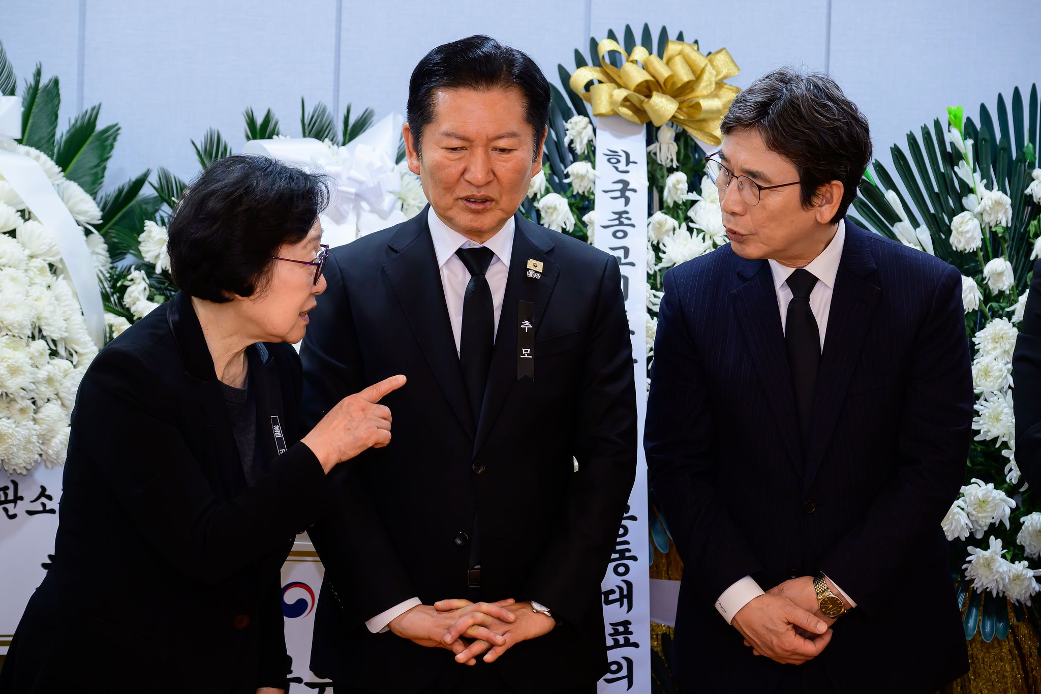 자닌 1월 30일 오후 서울 종로구 서울대학교병원 장례식장에 마련된 고(故) 이해찬 전 국무총리의 빈소에서 한명숙 전 총리, 정청래 더불어민주당 대표, 유시민 작가가 조문객을 맞이하고 있다. 연합뉴스