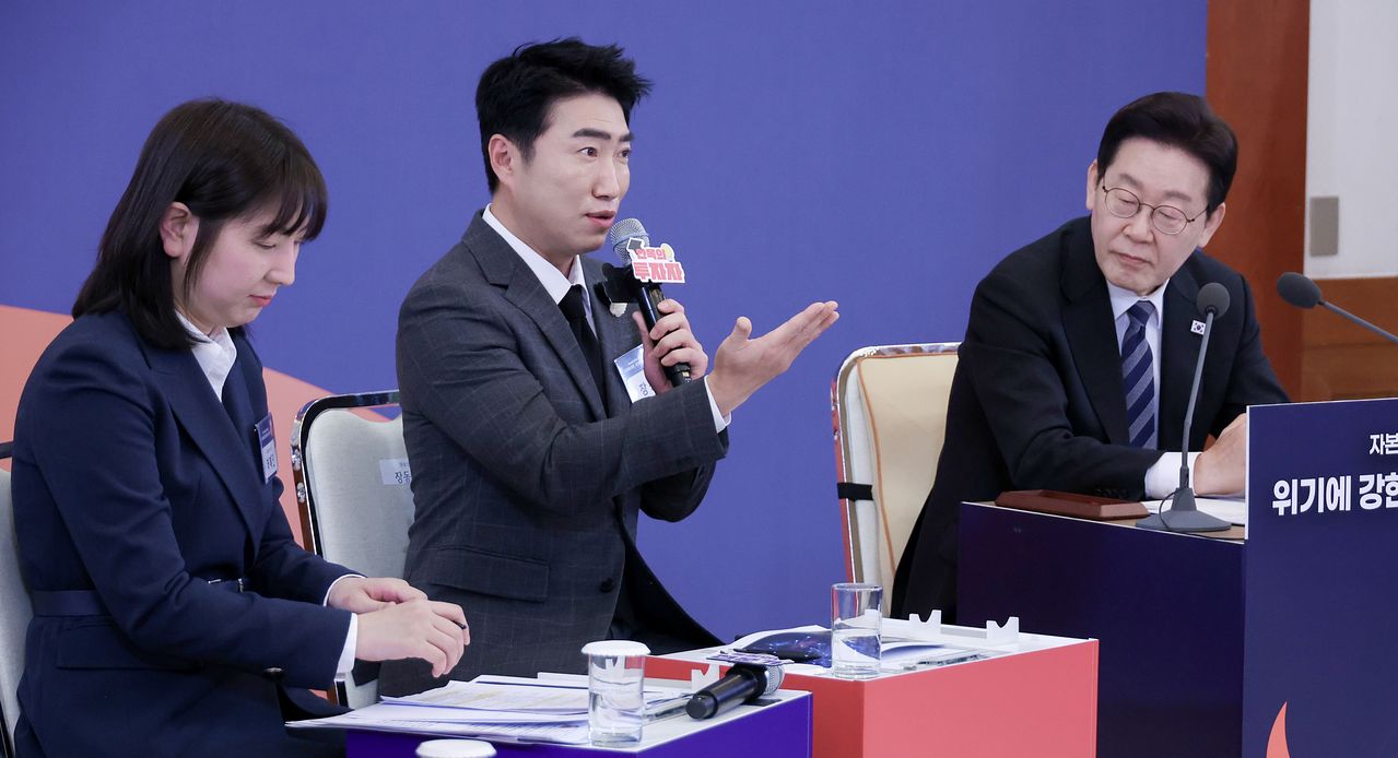 이재명 대통령이 18일 청와대에서 열린 자본시장 안정과 정상화 간담회에서 장동민의 발언을 듣고 있다. 뉴스1