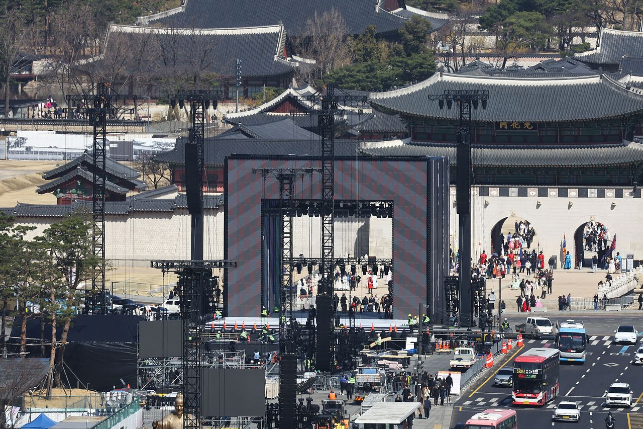 방탄소년단(BTS) 컴백 공연을 이틀 앞둔 19일 서울 종로구 광화문 광장에서 무대가 준비되고 있다. 김종호 기자 