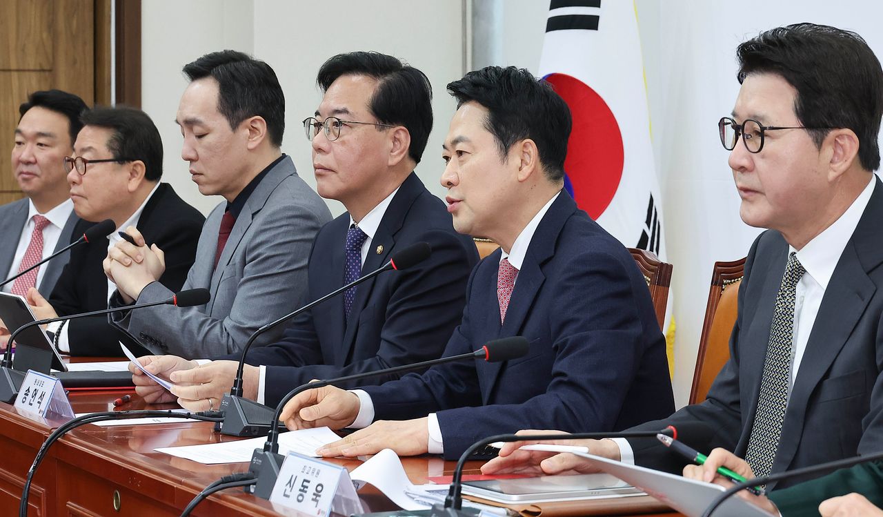 장동혁 국민의힘 대표(오른쪽 둘째)가 16일 국회에서 열린 최고위원회의에서 발언하고 있다. 임현동 기자. 