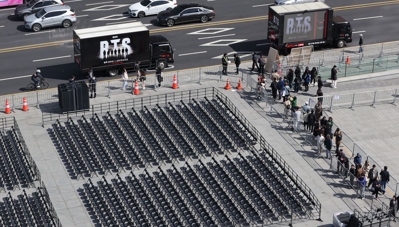 방탄소년단(BTS) 컴백 공연을 이틀 앞둔 19일 서울 종로구 광화문 광장 인근에서 BTS의 공연 홍보차량이 돌아다니고 있다. 김종호 기자 