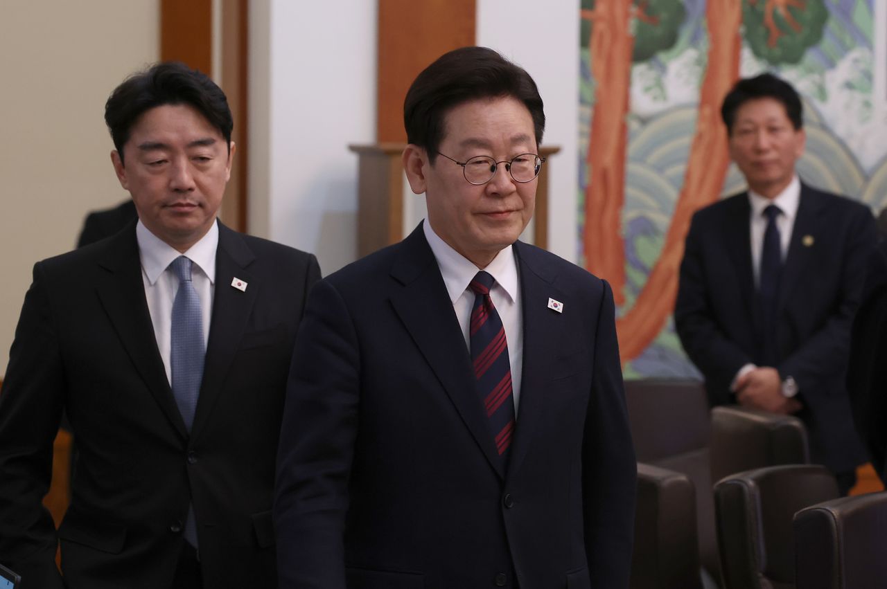 이재명 대통령이 19일 청와대 본관에서 열린 수석보좌관회의에 입장하고 있다. 청와대사진기자단