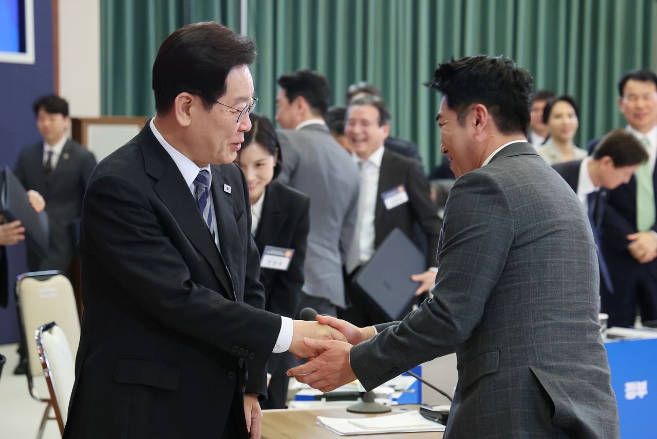 이재명 대통령이 18일 청와대에서 열린 자본시장 안정과 정상화 간담회가 끝난 뒤 개인투자자로서 참석한 장동민과 악수하고 있다. 연합뉴스