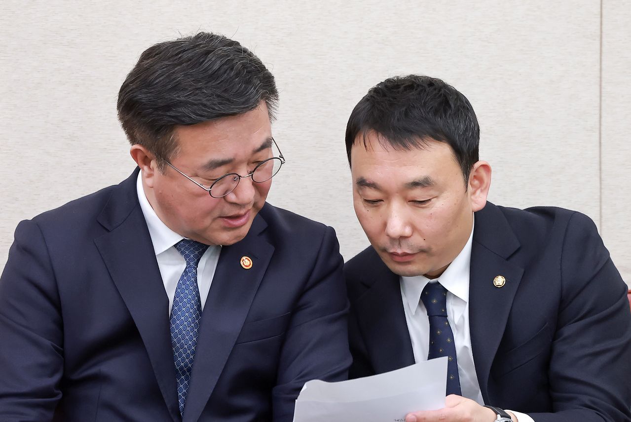 18일 국회에서 열린 법제사법위원회 전체회의에서 여당 간사인 더불어민주당 김용민 의원(오른쪽)과 윤호중 행정안전부 장관이 중대범죄수사청 설치법 상정에 앞서 대화하고 있다. 연합뉴스