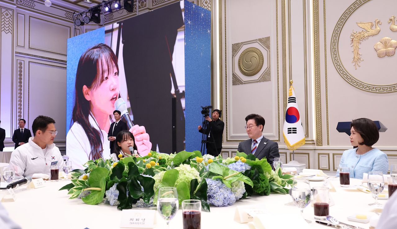 이재명 대통령과 김혜경 여사가 20일 청와대에서 열린 밀라노-코르티나 동계 패럴림픽 선수단 격려 오찬에서 김윤지 노르딕스키 선수의 대표 발언을 경청하고 있다. [청와대사진기자단]