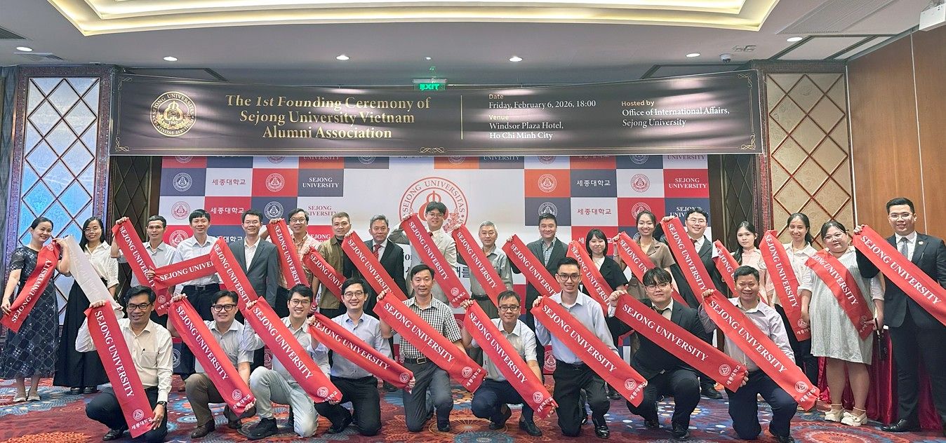 ▲베트남 호치민에서 개최된 세종대학교 베트남 유학생 동문회 참석자들이 기념촬영을 하고 있다.