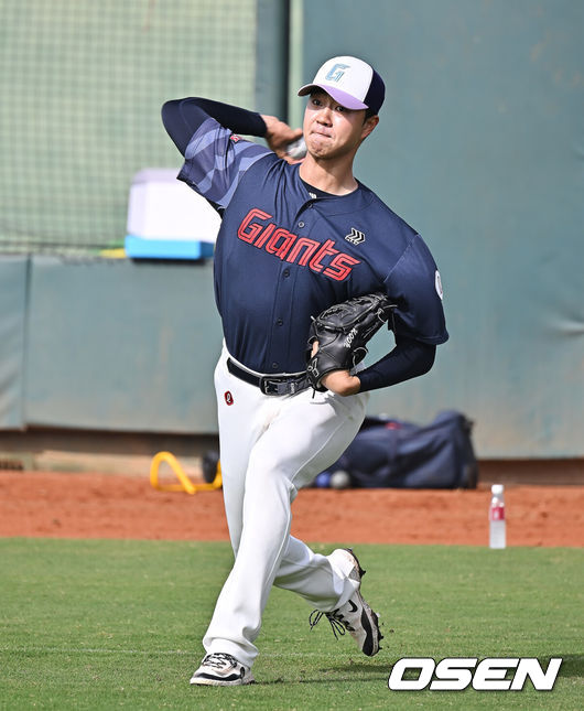 [OSEN=타이난(대만) , 이석우 기자] 프로야구 롯데 자이언츠가 31일(한국시간) 대만 타이난 아시아-태평양 국제야구센터에 스프링캠프를 차리고 구슬땀을 흘렸다.김태형 감독 등코치진과 투수20명,포수5명,내야수9명,외야수7명 등 총41명의 선수단이 1월 20일까지 1차 캠프에서 체력 강화와 기술 훈련을 치른 뒤 21일부터 3월 5일까지 일본 미야자키로 옮겨 2차 캠프에서 구춘리그에 참가해 실전 감각을 점검한다.롯데 윤성빈이 훈련하고 있다. 2026.01.31 / foto0307@osen.co.kr