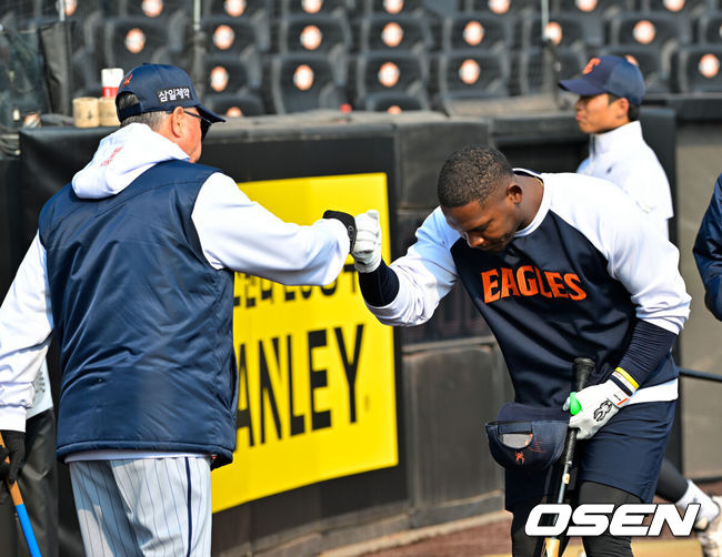 [OSEN=대전, 민경훈 기자] 12일 대전 한화생명볼파크에서 2026 신한 SOL KBO리그 시범경기 한화 이글스와 삼성 라이온즈의 경기가 열릴 예정인 가운데 경기 전 훈련이 진행됐다.시범경기는오늘(12일)부터오는 24일까지 진행되며, 각 팀이 12경기씩 치러 총 60경기가 펼쳐진다.경기 전 한화 페라자가 김경문 감독과 하이파이브를 하고 있다. 2026.03.12 /rumi@osen.co.kr