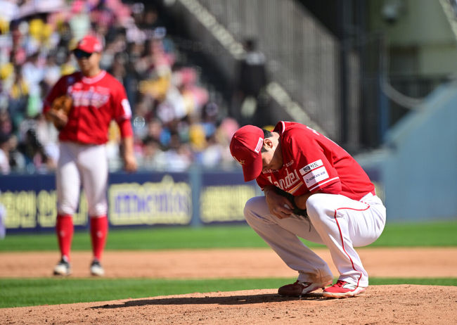 [OSEN=잠실, 지형준 기자] 4일 오후 서울 잠실야구장에서 2025 신한 SOL Bank KBO리그 LG 트윈스와 SSG 랜더스의 경기가 열렸다. 이날 엘리에이저 에르난데스의 부상 대체 외국인투수로 LG에 입단한 코엔 윈이 KBO리그 데뷔전을 갖는다. SSG 선발은 박종훈. 5회말 무사 1,2루에서 SSG 박종훈이 강판 당하고 있다. 2025.05.04 /jpnews@osen.co.kr
