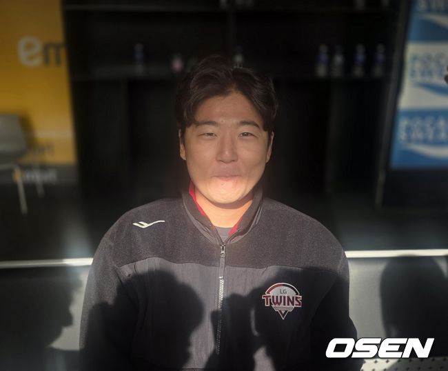 [OSEN=인천, 한용섭 기자] LG 트윈스 투수 송승기가 19일 인천 SSG랜더스필드에서 열린 SSG 랜더스와 시범경기에서 선발 등판한 후 취재진과 인터뷰를 하고 있다. /orange@osen.co.kr