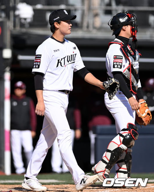[OSEN=수원, 조은정 기자]19일 경기도 수원 KT위즈파크에서 ‘2026 신한 SOL KBO리그’ 시범경기 KT 위즈와 키움 히어로즈의 경기가 열렸다.KT는 선발 투수로 보쉴리를, 키움은 김윤하를 마운드에 올렸다.8회초 무사 만루에서 KT 박지훈이 키움 김태진에게 중전 2타점 적시타를 허용한 뒤 아쉬워하고 있다. 2026.03.19 /cej@osen.co.kr