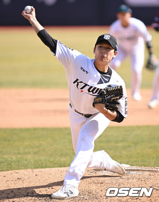 [OSEN=수원, 조은정 기자]19일 경기도 수원 KT위즈파크에서 ‘2026 신한 SOL KBO리그’ 시범경기 KT 위즈와 키움 히어로즈의 경기가 열렸다.KT는 선발 투수로 보쉴리를, 키움은 김윤하를 마운드에 올렸다.7회초 KT 박지훈이 역투하고 있다. 2026.03.19 /cej@osen.co.kr