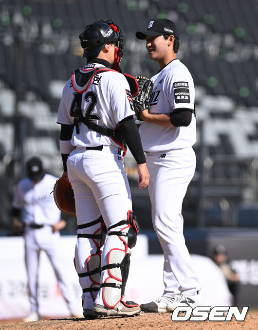 [OSEN=수원, 조은정 기자]19일 경기도 수원 KT위즈파크에서 ‘2026 신한 SOL KBO리그’ 시범경기 KT 위즈와 키움 히어로즈의 경기가 열렸다.KT는 선발 투수로 보쉴리를, 키움은 김윤하를 마운드에 올렸다.8회초 1사 만루에서 KT 포수 조대현이 마운드에 올라 박지훈과 대화를 나누고 있다. 2026.03.19 /cej@osen.co.kr
