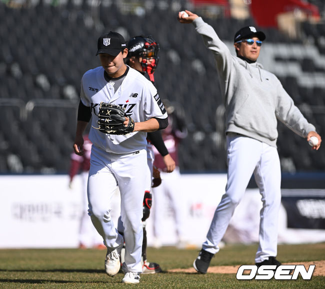 [OSEN=수원, 조은정 기자]19일 경기도 수원 KT위즈파크에서 ‘2026 신한 SOL KBO리그’ 시범경기 KT 위즈와 키움 히어로즈의 경기가 열렸다.KT는 선발 투수로 보쉴리를, 키움은 김윤하를 마운드에 올렸다.8회초 1사 만루에서 KT 박지훈이 키움 안치홍에게 몸 맞는 공을 던진 뒤 교체되고 있다. 2026.03.19 /cej@osen.co.kr
