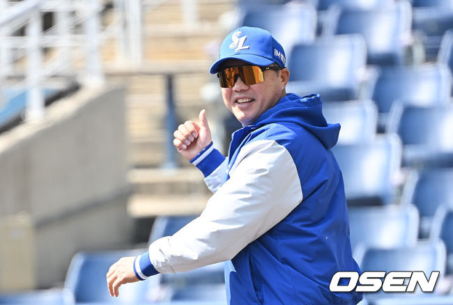 [OSEN=창원, 이석우 기자] 19일 창원NC파크에서 2026 신한 SOL KBO 리그 시범경기 NC 다이노스와 삼성 라이온즈의 경기가 열린다.  지난 12일 시작된 시범경기는 24일까지 진행되며, 각 팀이 12경기씩 총 60경기가 펼쳐진다.  삼성 라이온즈 박진만 감독이 NC 다이노스 이호준 감독을 만나러 가고 있다. 2026.03.19 / foto0307@osen.co.kr