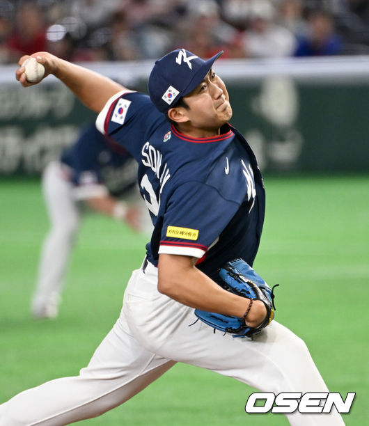 [OSEN=도쿄(일본), 손용호 기자] 9일 일본 도쿄돔에서 월드베이스볼클래식(WBC) 조별리그 C조 한국과 호주의 경기가열렸다.C조는 일본이 3승으로 조 1위를 확정, 8강에 진출했다. 호주가 2승 1패, 대만이 2승 2패, 한국이 1승 2패, 체코는 3패다.한국 WBC 대표팀이 8강에 진출하려면 호주에 2점 이하로 실점하면서 5점 차 이상으로 승리해야만 한다.1회말 무사에서 한국 선발투수 손주영이 역투하고 있다. 2026.03.09/spjj@osen.co.kr