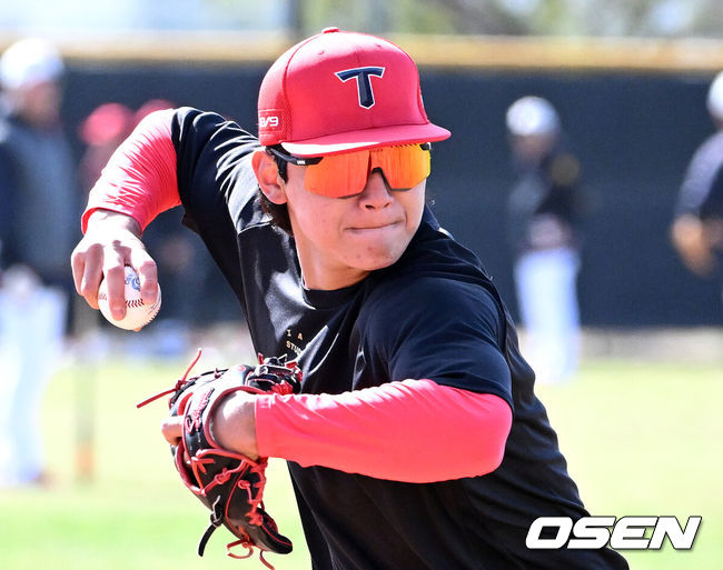 [OSEN=어바인(미국), 이대선 기자] 11일(한국시간) 미국 캘리포니아주 어바인 그레이트파크 베이스볼 컴플렉스에서 KIA 타이거즈의 1차 스프링캠프가 진행됐다.KIA 선수단은 오는 18일 미국에서 출발해 19일 인천으로 입국한 뒤 20일에 일본 오키나와로 건너가 21일부터 3월 4일까지 킨 구장에서 본격적인 실전을 치른다.KIA 김도영이 수비 훈련을 하고 있다. 2025.02.11 / sunday@osen.co.kr