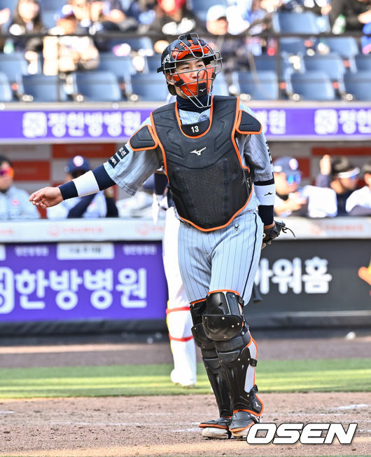 [OSEN=대전, 박준형 기자] 17일 오후 대전 한화생명볼파크에서 2026 신한 SOL KBO 리그 시범경기 한화 이글스와 두산 베어스의 경기가 진행됐다.전날 경기에서는 두산이 한화를 상대로 8-4 승리를 거뒀다.9회초 이닝종료 후 한화 최재훈 포수가 그라운드를 내려가고 있다.     2026.03.17 / soul1014@osen.co.kr