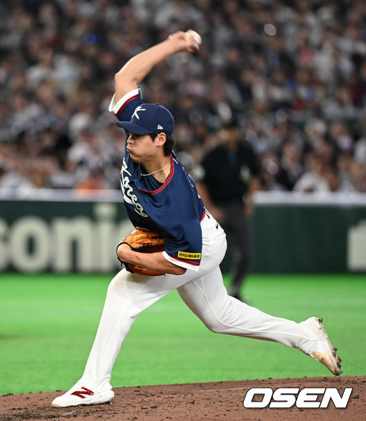 [OSEN=도쿄(일본), 손용호 기자] 7일 일본 도쿄돔에서 2026 월드베이스볼클래식(WBC) 조별리그 C조 대한민국과 일본의 경기가열렸다.한국은 잠수함 고영표, 일본은 좌완 기쿠치 유세이를 선발로 내세웠다. WBC에서 2006년 4강, 2009년 준우승을 차지한 한국은 이후 3개 대회(2013년, 2017년, 2023년)에서 연달아 1라운드를 통과하지 못하고 있다. 이번 대회에서는 8강 토너먼트 복귀를 목표로 대회에 임하고 있다. 지난 5일 체코와의 첫 경기에서는 11-4로 대승을 거두며 좋은 출발을 했다.3회말 한국 조병현이 역투하고 있다. 2026.03.07/spjj@osen.co.kr