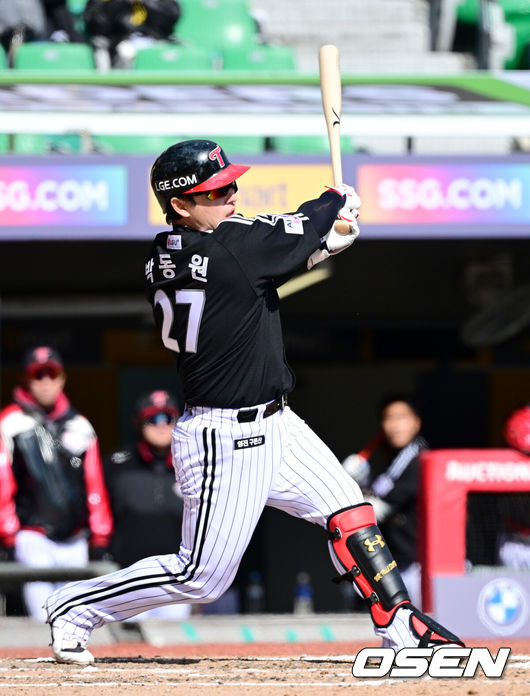 [OSEN=인천, 최규한 기자] 19일 인천 SSG랜더스필드에서 ‘2026 신한 SOL KBO리그’ 시범경기 SSG 랜더스와 LG 트윈스 경기가 열렸다.홈팀 SSG는 타케다 쇼타, 방문팀 LG는 송승기를 선발로 내세웠다.7회초 2사 1루 상황 LG 박동원이 달아나는 1타점 2루타를 날리고  있다. 2026.03.19 / dreamer@osen.co.kr