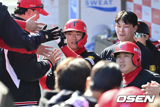 [OSEN=대전, 박준형 기자] 19일 오후 대전 한화생명볼파크에서 2026 신한 SOL KBO 리그 시범경기 한화 이글스와 KIA 타이거즈의 경기를 진행됐다.한화와 KIA는 시범경기에서 각각 2승 4패, 2승 1무 3패를 기록 중이다.7회초 KIA 선두타자 박민이 역전 솔로홈런을 날린뒤 동료들의 축하를 받고 있다.    2026.03.19 / soul1014@osen.co.kr