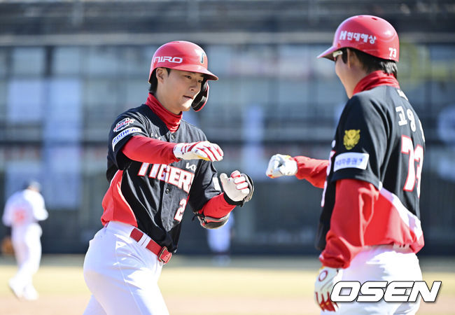 [OSEN=대전, 박준형 기자] 19일 오후 대전 한화생명볼파크에서 2026 신한 SOL KBO 리그 시범경기 한화 이글스와 KIA 타이거즈의 경기를 진행됐다.한화와 KIA는 시범경기에서 각각 2승 4패, 2승 1무 3패를 기록 중이다.9회초 2사 KIA 박민이 재역전 솔로홈런을 날리고 베이스를 돌고 있다.    2026.03.19 / soul1014@osen.co.kr