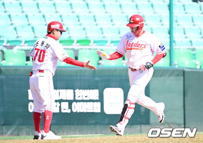 [OSEN=인천, 최규한 기자] 19일 인천 SSG랜더스필드에서 ‘2026 신한 SOL KBO리그’ 시범경기 SSG 랜더스와 LG 트윈스 경기가 열렸다.홈팀 SSG는 타케다 쇼타, 방문팀 LG는 송승기를 선발로 내세웠다.6회말 2사 주자없는 상황 SSG 고명준이 추격의 좌월 솔로포를 날리고 그라운드를 돌며 조동화 코치와 인사를 나누고 있다. 2026.03.19 / dreamer@osen.co.kr