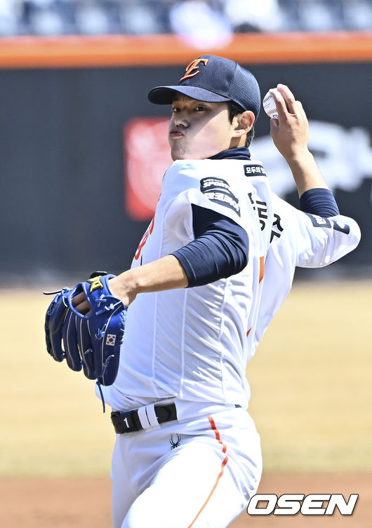 [OSEN=대전, 박준형 기자] 20일 오후 대전 한화생명볼파크에서 2026 신한 SOL KBO 리그 시범경기 한화 이글스와 KIA 타이거즈의 경기를 진행됐다.전날 한화는 4-5로 끌려가다 9회말 허인서의 동점 홈런과 김태연의 끝내기 홈런으로 7-5 역전승을 거두고 2연패를 끊었다.1회초 한화 선발투수 문동주가 역투하고 있다.   2026.03.20 / soul1014@osen.co.kr