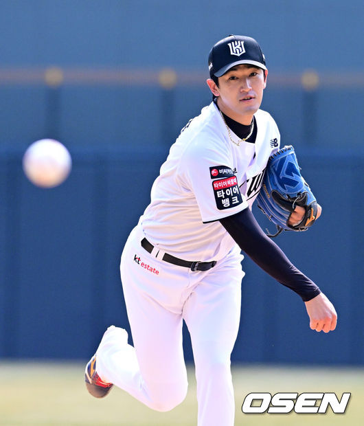 [OSEN=수원, 지형준 기자] 20일 경기도 수원 KT위즈파크에서 ‘2026 신한 SOL KBO리그’ 시범경기 KT 위즈와 키움 히어로즈의 경기가 열렸다.KT는 10위(1승 2무 4패), 키움는 공동 8위(2승 1무 4패)를 기록중이다. 1회초 KT 고영표가 역투하고 있다. 2026.03.20/ jpnews@osen.co.kr