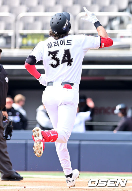 [OSEN=수원, 지형준 기자] 20일 경기도 수원 KT위즈파크에서 ‘2026 신한 SOL KBO리그’ 시범경기 KT 위즈와 키움 히어로즈의 경기가 열렸다.KT는 10위(1승 2무 4패), 키움는 공동 8위(2승 1무 4패)를 기록중이다. 1회말 KT 힐리어드가 선두타자 초구 홈런을 날리고 세리머니를 하고 있다. 2026.03.20/ jpnews@osen.co.kr