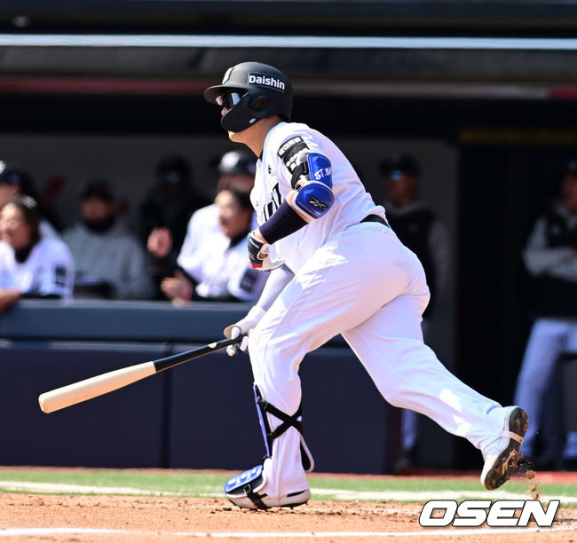 [OSEN=수원, 지형준 기자] 20일 경기도 수원 KT위즈파크에서 ‘2026 신한 SOL KBO리그’ 시범경기 KT 위즈와 키움 히어로즈의 경기가 열렸다.KT는 10위(1승 2무 4패), 키움는 공동 8위(2승 1무 4패)를 기록중이다. 4회말 2사 2,3루에서 KT 한승택이 2타점 좌전 적시타를 날리고 있다. 2026.03.20/ jpnews@osen.co.kr