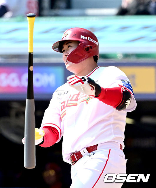 [OSEN=인천, 최규한 기자] 20일 인천 SSG랜더스필드에서 ‘2026 신한 SOL KBO리그’ 시범경기 SSG 랜더스와 LG 트윈스 경기가 열렸다.홈팀 SSG는 김민준, 방문팀 LG는 요니 치리노스를 선발로 내세웠다.4회말 1사 1루 상황 SSG 고명준이 선제 좌월 투런포를 날리고 있다. 2026.03.20 / dreamer@osen.co.kr