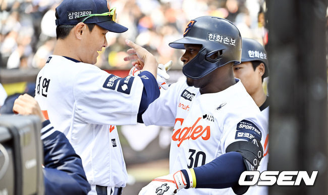 [OSEN=대전, 박준형 기자] 20일 오후 대전 한화생명볼파크에서 2026 신한 SOL KBO 리그 시범경기 한화 이글스와 KIA 타이거즈의 경기를 진행됐다.전날 한화는 4-5로 끌려가다 9회말 허인서의 동점 홈런과 김태연의 끝내기 홈런으로 7-5 역전승을 거두고 2연패를 끊었다.4회말 무사 1루 한화 페라자가 2점 홈런을 날리고 김태연과 세리머니를 하고 있다.   2026.03.20 / soul1014@osen.co.kr