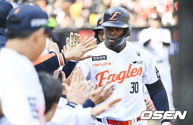 [OSEN=대전, 박준형 기자] 20일 오후 대전 한화생명볼파크에서 2026 신한 SOL KBO 리그 시범경기 한화 이글스와 KIA 타이거즈의 경기를 진행됐다.전날 한화는 4-5로 끌려가다 9회말 허인서의 동점 홈런과 김태연의 끝내기 홈런으로 7-5 역전승을 거두고 2연패를 끊었다.4회말 무사 1루 한화 페라자가 2점 홈런을 날리고 동료들의 축하를  받고 있다.   2026.03.20 / soul1014@osen.co.kr