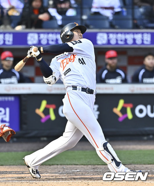 [OSEN=대전, 박준형 기자] 20일 오후 대전 한화생명볼파크에서 2026 신한 SOL KBO 리그 시범경기 한화 이글스와 KIA 타이거즈의 경기를 진행됐다.전날 한화는 4-5로 끌려가다 9회말 허인서의 동점 홈런과 김태연의 끝내기 홈런으로 7-5 역전승을 거두고 2연패를 끊었다.8회말 무사 1,3루 한화 최인호가 1타점 적시타를 날리고 있다.   2026.03.20 / soul1014@osen.co.kr