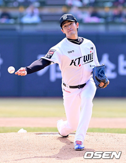 [OSEN=수원, 지형준 기자] 20일 경기도 수원 KT위즈파크에서 ‘2026 신한 SOL KBO리그’ 시범경기 KT 위즈와 키움 히어로즈의 경기가 열렸다.KT는 10위(1승 2무 4패), 키움는 공동 8위(2승 1무 4패)를 기록중이다. 1회초 KT 고영표가 역투하고 있다. 2026.03.20/ jpnews@osen.co.kr
