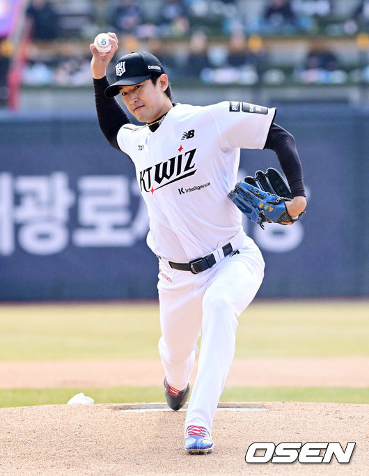[OSEN=수원, 지형준 기자] 20일 경기도 수원 KT위즈파크에서 ‘2026 신한 SOL KBO리그’ 시범경기 KT 위즈와 키움 히어로즈의 경기가 열렸다.KT는 10위(1승 2무 4패), 키움는 공동 8위(2승 1무 4패)를 기록중이다. 1회초 KT 고영표가 역투하고 있다. 2026.03.20/ jpnews@osen.co.kr