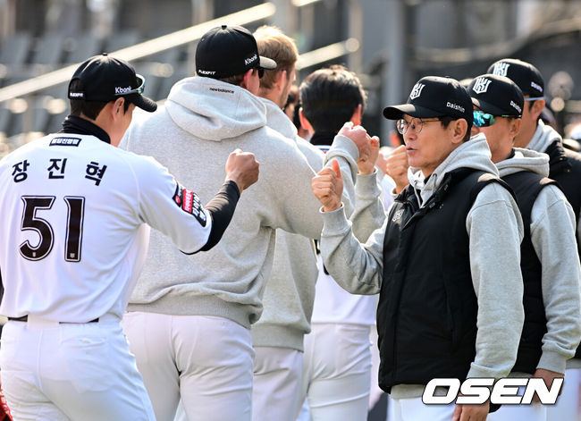 [OSEN=수원, 지형준 기자] 프로야구 KT 위즈가 투타조화를 이루며 시범경기 최하위에서 탈출했다.KT는 20일 수원 KT위즈파크에서 열린 ‘2026 신한은행 SOL Bank KBO리그’ 키움 히어로즈와의 시범경기에서 4-1로 승리하고 시범경기 최하위에서 탈출했다. 2승 2무 4패를 기록중이다. 키움은 지난 19일 승리로 꼴찌에서 탈출했지만 이날 패배로 다시 10위(2승 1무 5패)로 주저앉았다.경기를 마치고 KT 이강철 감독이 승리 하이파이브를 하고 있다. 2026.03.20/ jpnews@osen.co.kr