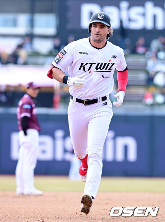 [OSEN=수원, 지형준 기자] 20일 경기도 수원 KT위즈파크에서 ‘2026 신한 SOL KBO리그’ 시범경기 KT 위즈와 키움 히어로즈의 경기가 열렸다.KT는 10위(1승 2무 4패), 키움는 공동 8위(2승 1무 4패)를 기록중이다. 1회말 KT 힐리어드가 선두타자 초구 홈런을 날리며 그라운드를 돌고 있다. 2026.03.20/ jpnews@osen.co.kr