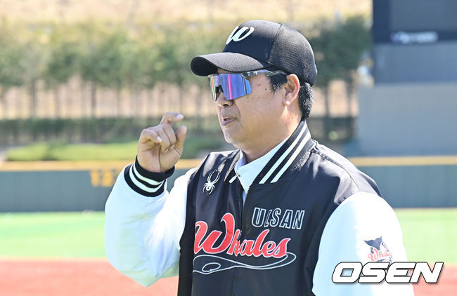 [OSEN=울산, 이석우 기자] 20일 울산 문수야구장에서 2026 메디힐 KBO 퓨처스리그 울산 웨일즈와 롯데 자이언츠의 경기가 열린다. KBO 퓨처스리그에 참여하는 첫 시민 구단 울산 웨일즈가 창단 첫 경기에서 어떤 경기력을 선보일지 기대된다.울산 웨일즈 장원진 감독이 선수들의 훈련을 지켜보고 있다. 2026.03.20 / foto0307@osen.co.kr