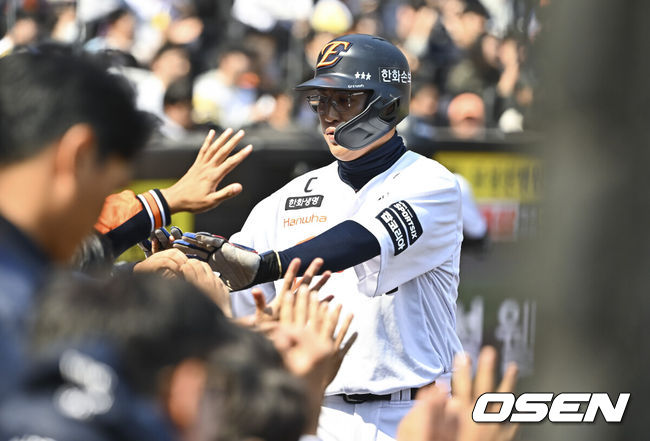 [OSEN=대전, 박준형 기자] 20일 오후 대전 한화생명볼파크에서 2026 신한 SOL KBO 리그 시범경기 한화 이글스와 KIA 타이거즈의 경기를 진행됐다.전날 한화는 4-5로 끌려가다 9회말 허인서의 동점 홈런과 김태연의 끝내기 홈런으로 7-5 역전승을 거두고 2연패를 끊었다.2회말 무사 만루 한화 심우준의 역전 1타점 희생플라이때 3루 주자 채은성이 태그업 득점 후 동료들의 축하를 받고 있다.    2026.03.20 / soul1014@osen.co.kr