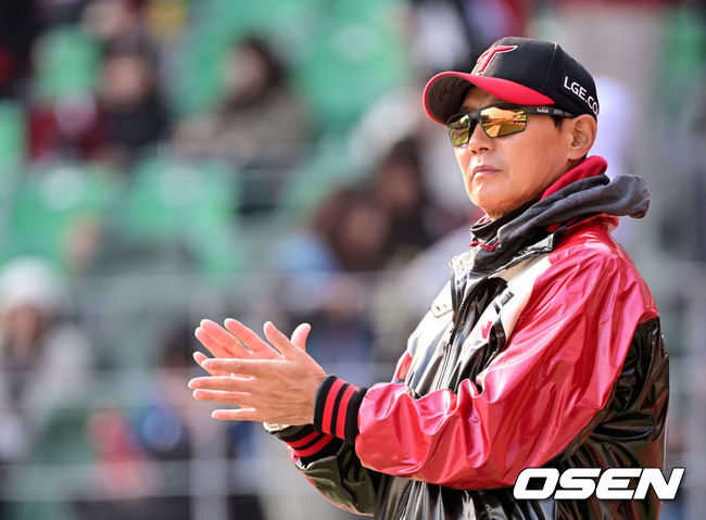 [OSEN=인천, 최규한 기자] 20일 인천 SSG랜더스필드에서 ‘2026 신한 SOL KBO리그’ 시범경기 SSG 랜더스와 LG 트윈스 경기가 열렸다.이날 경기는 방문팀 LG가 9-7로 승리했다.경기를 마치고 LG 염경엽 감독이 선수들을 맞이하며 박수를 보내고 있다. 2026.03.20 / dreamer@osen.co.kr
