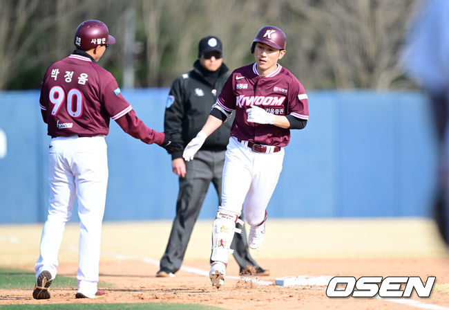 [OSEN=이천, 최규한 기자] 12일 경기도 이천 두산베어스파크에서 ‘2026 신한 SOL KBO리그’ 시범경기 두산 베어스와 키움 히어로즈의 경기가 열렸다.시범경기는오늘(12일)부터오는 24일까지 진행되며, 각 팀이 12경기씩 치러 총 60경기가 펼쳐질 예정이다.8회초 1사 주자없는 상황 키움 서건창이 추격의 우월 솔로포를 날리고 그라운드를 돌고 있다. 2026.03.12 / dreamer@osen.co.kr