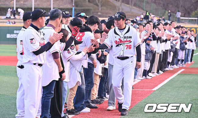 [OSEN=울산, 이석우 기자] 20일 울산 문수야구장에서 2026 메디힐 KBO 퓨처스리그 울산 웨일즈와 롯데 자이언츠의 경기가 열렸다. 울산은 오카다를 선발로, 롯데는 현도훈을 선발로 출전시켰다.울산 웨일즈 장원진 감독이 개막식에서 하이파이브를 하고 있다. 2026.03.20 / foto0307@osen.co.kr