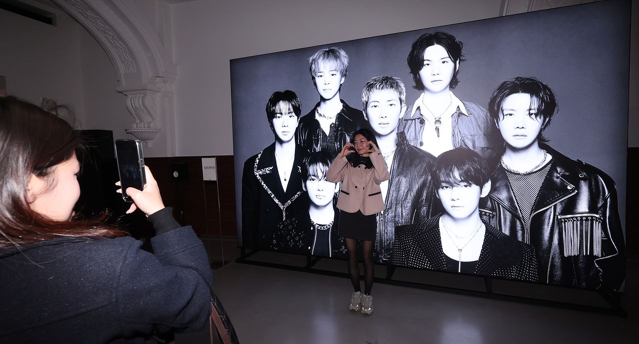 20일 서울 중구 신세계백화점 본점 헤리티지 뮤지엄에 마련된 ‘BTS POP-UP : ARIRANG’에서 외국인 관광객들이 전시를 둘러보고 있다. 신세계백화점은 하이브(HYBE)와 함께 방탄소년단(BTS) 완전체 컴백 분위기를 미리 체험할 수 있는 팝업스토어를 본점 더 헤리티지 4층에 마련했다. 뉴스1